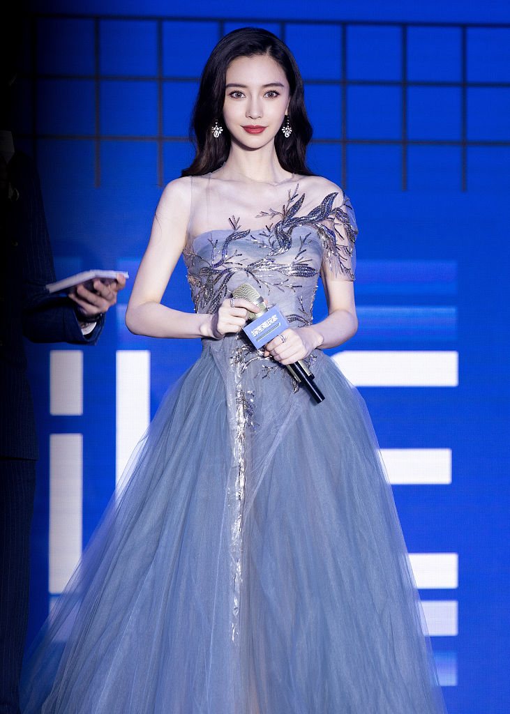 杨颖着飘逸薄纱点缀鎏金星光 美丽大方更显灵动耀眼
