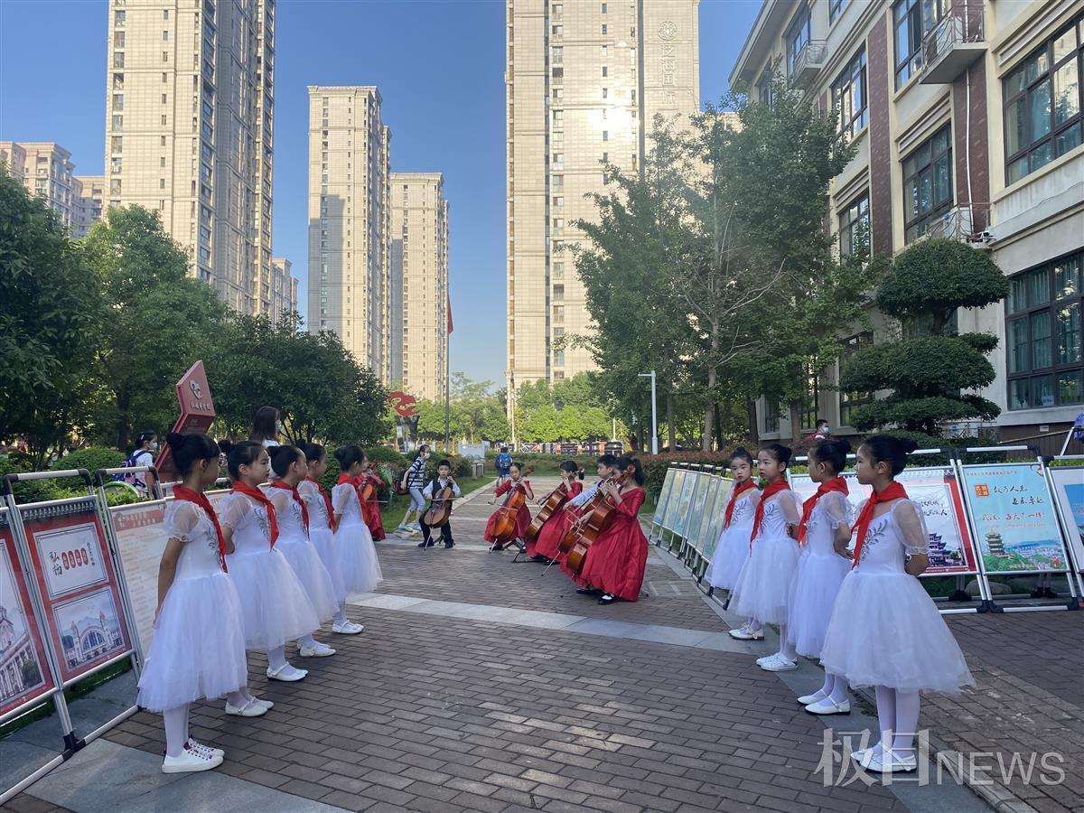 大提琴演奏、手绘帆布袋，这所小学庆祝教师节创意多5图