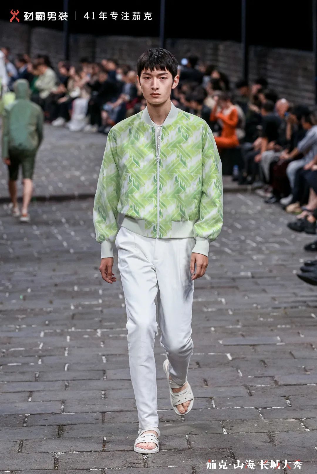 首个在长城走秀的中国男装品牌，如何打造高端新国货？