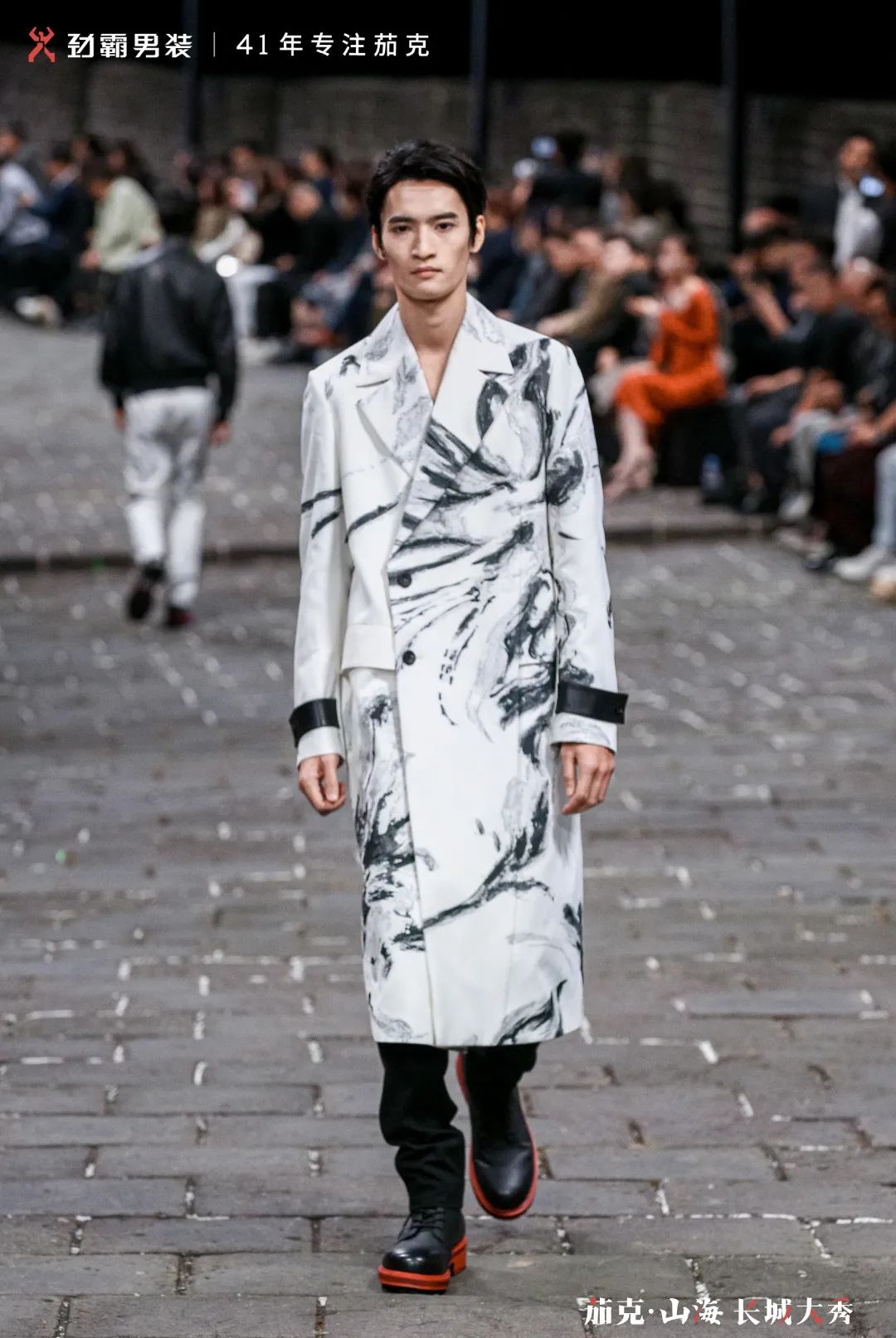 首个在长城走秀的中国男装品牌，如何打造高端新国货？