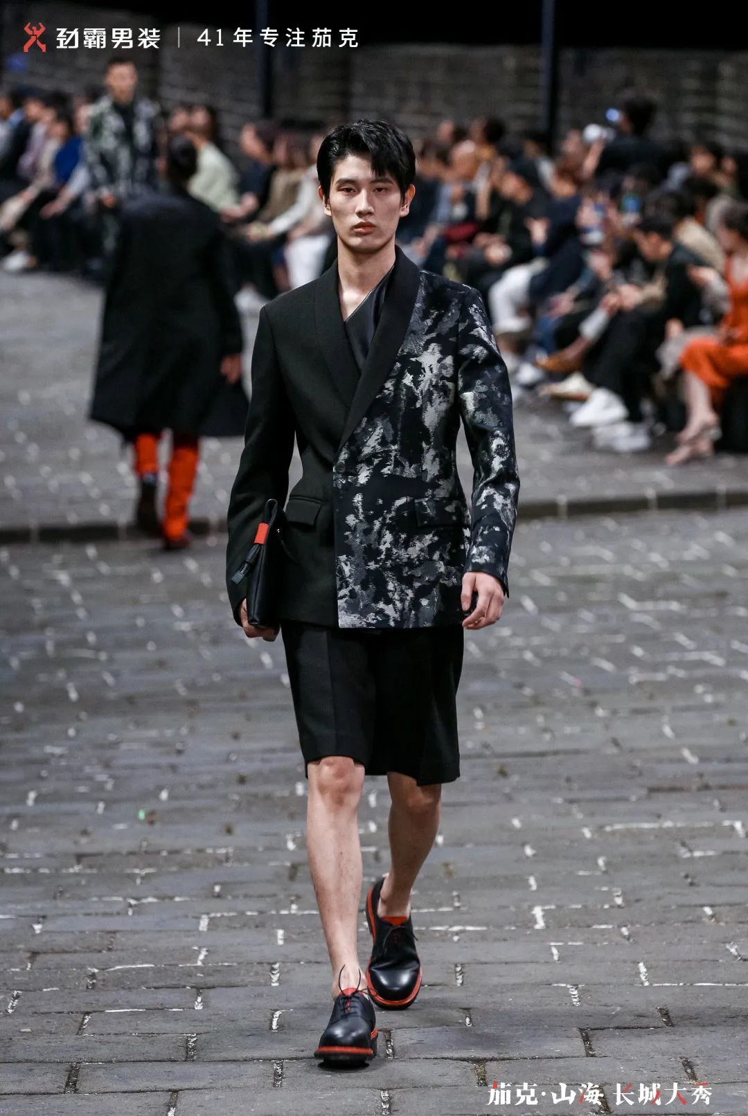 首个在长城走秀的中国男装品牌，如何打造高端新国货？