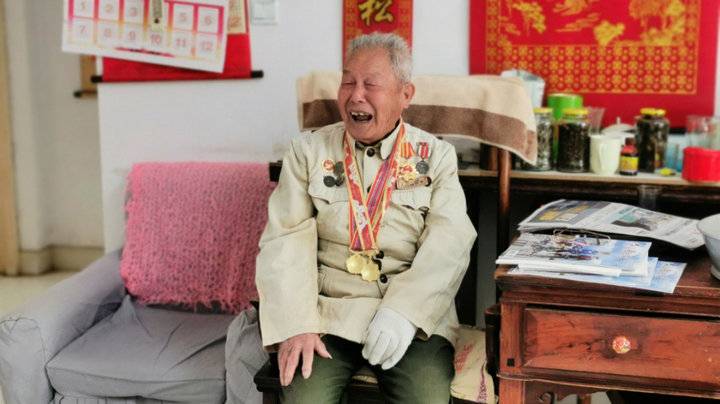 百年峥嵘 青春向党｜11枚勋章镌刻98岁老兵的光辉岁月
