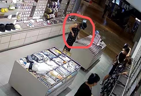 穿着时髦且开高档车的女子因赌气偷了饰品店9枚戒指
