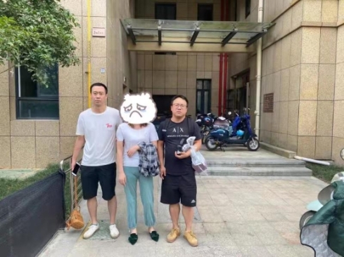 穿着时髦且开高档车的女子因赌气偷了饰品店9枚戒指