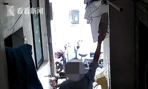 快递小哥揪出“内衣大盗”！离异男偷了150余件女性内衣……