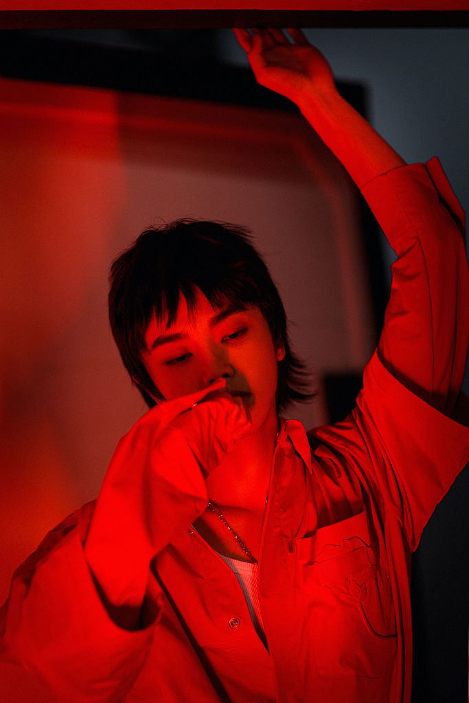 2021年9月19日讯,华晨宇出席某直播活动并拍摄造型写真,他身穿大红色