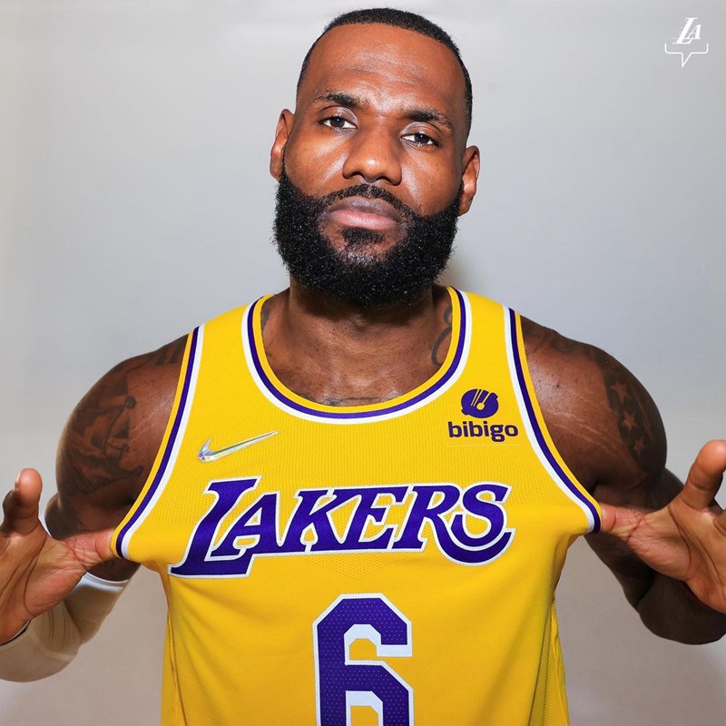 nba哪些球星穿过6号球服(钻石 Swoosh 太亮眼！詹皇正式上身湖人 6 号球衣)