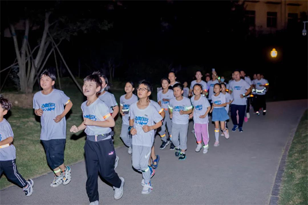 “荧”河浩瀚，亲子夜跑，跑出幸福模样