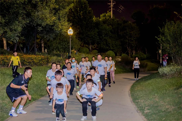 “荧”河浩瀚，亲子夜跑，跑出幸福模样