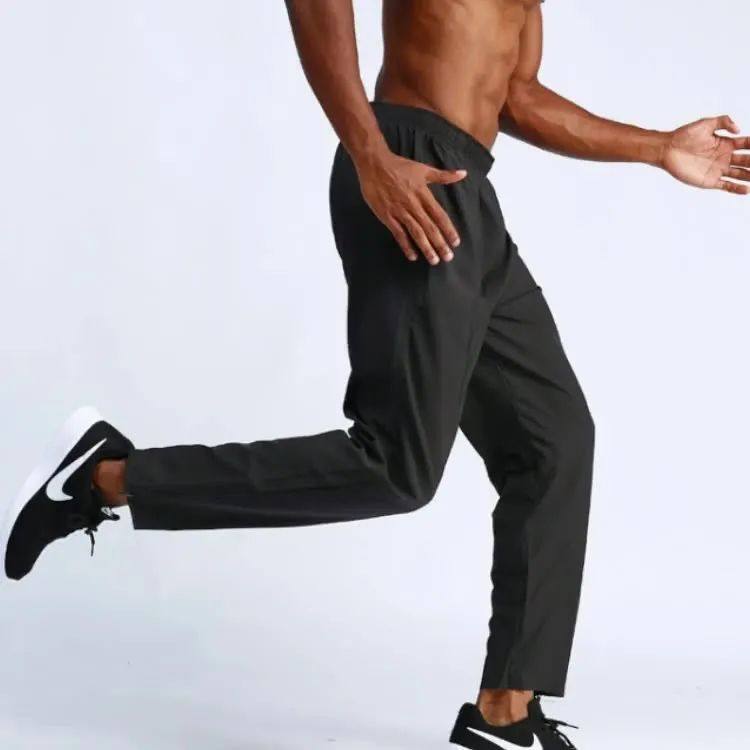 极简梭织跑步裤，让你的选择变简单。摒弃无用装饰，极简舒适才是第一位