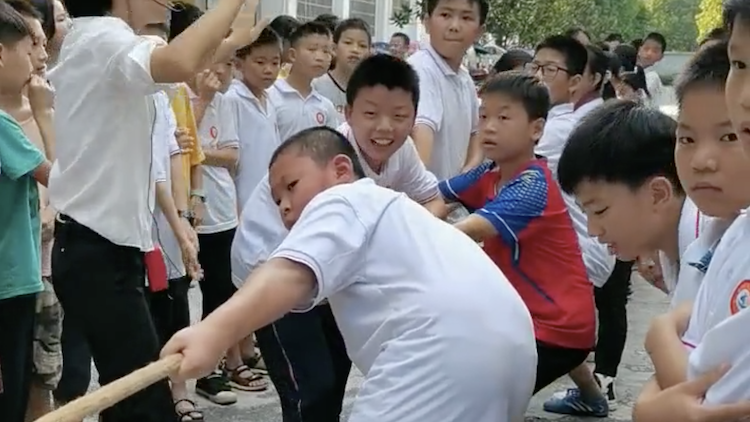 小学生拔河蹬坏鞋子仍坚持赢下比赛 孩子爸爸：精神可嘉，买双新的