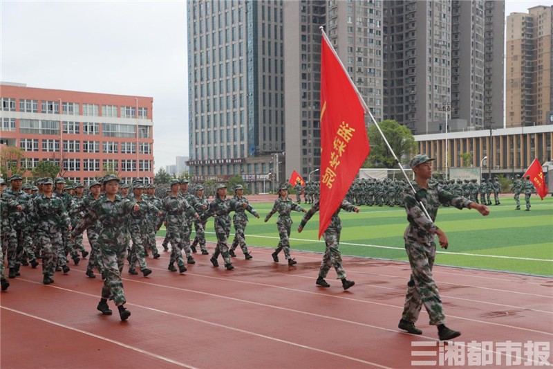 花样玩转阅兵式，这些萌妹子又酷又飒