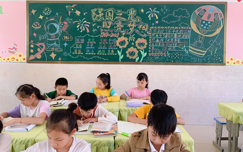 创意满满，国庆主题黑板报大比拼来啦