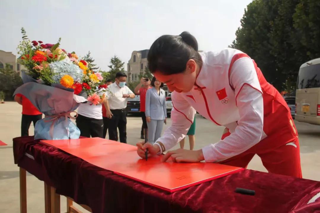 迎接奥运会冠军回家怎么写(不负韶华 敢于亮剑！栖霞父老乡亲热烈欢迎奥运冠军孙一文回家)