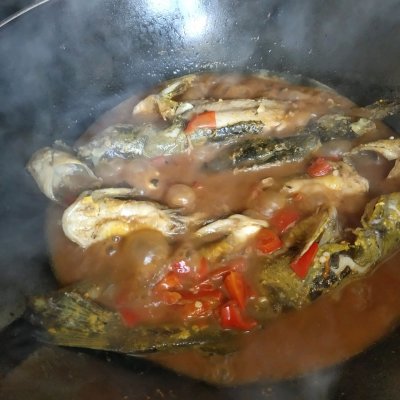 黄丫头怎么做好吃（教你如何制作一道味美的红烧黄骨鱼）