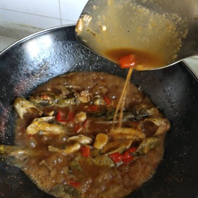 黄丫头怎么做好吃（教你如何制作一道味美的红烧黄骨鱼）