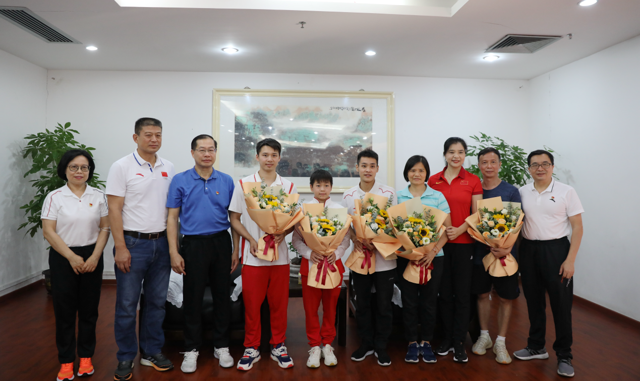 全红婵陈艾森张雁全回广州母校，向师弟师妹分享奥运心得