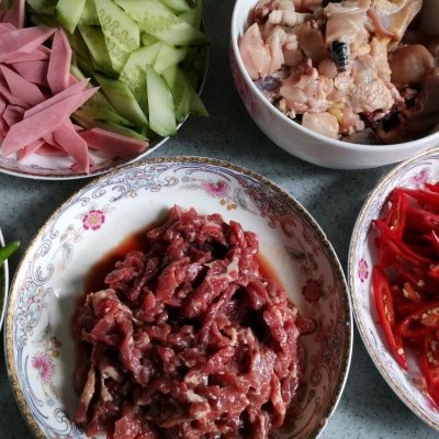 家庭炒鸡肉的简单做法（八个步骤学会做小炒鸡肉）