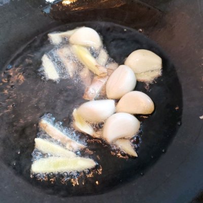 家庭炒鸡肉的简单做法（八个步骤学会做小炒鸡肉）