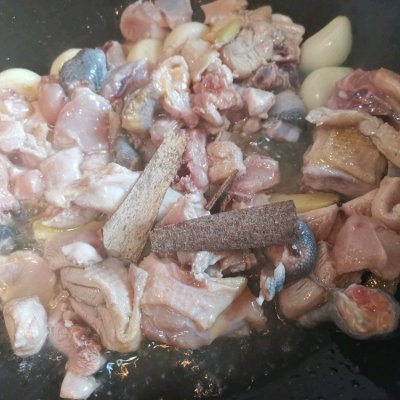 家庭炒鸡肉的简单做法（八个步骤学会做小炒鸡肉）
