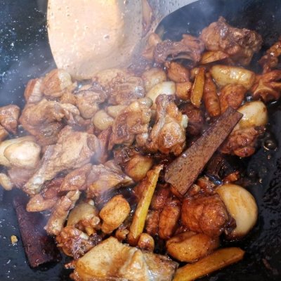 家庭炒鸡肉的简单做法（八个步骤学会做小炒鸡肉）