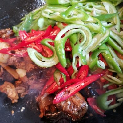 家庭炒鸡肉的简单做法（八个步骤学会做小炒鸡肉）