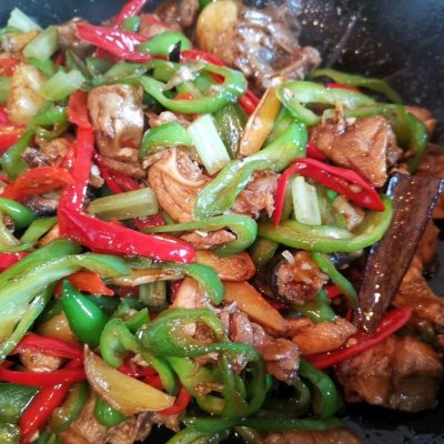 家庭炒鸡肉的简单做法（八个步骤学会做小炒鸡肉）