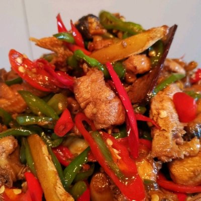 家庭炒鸡肉的简单做法（八个步骤学会做小炒鸡肉）