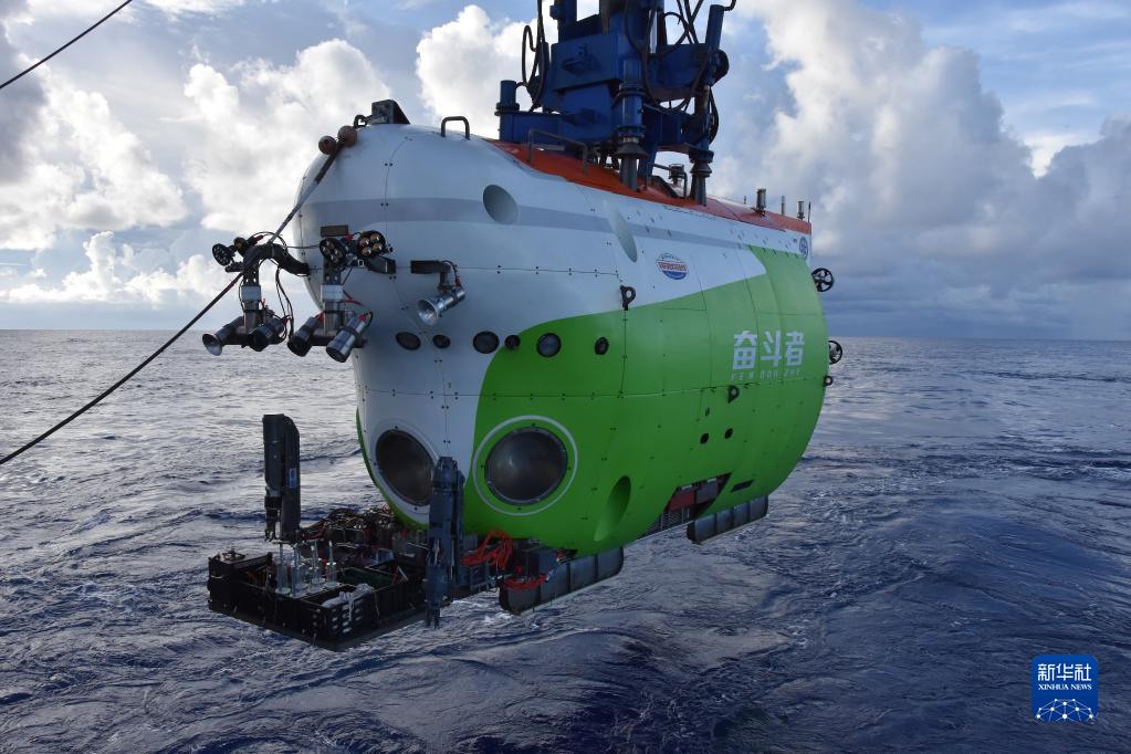 全海深有人潜水器“奋斗者”号正式投入普通科