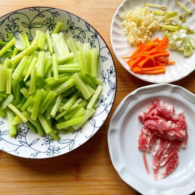 芹菜炒粉条怎么做好吃又简单（脆嫩滑爽的芹菜炒粉条做法）