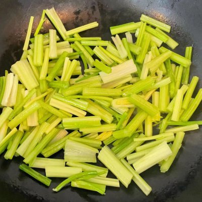 芹菜炒粉条怎么做好吃又简单（脆嫩滑爽的芹菜炒粉条做法）