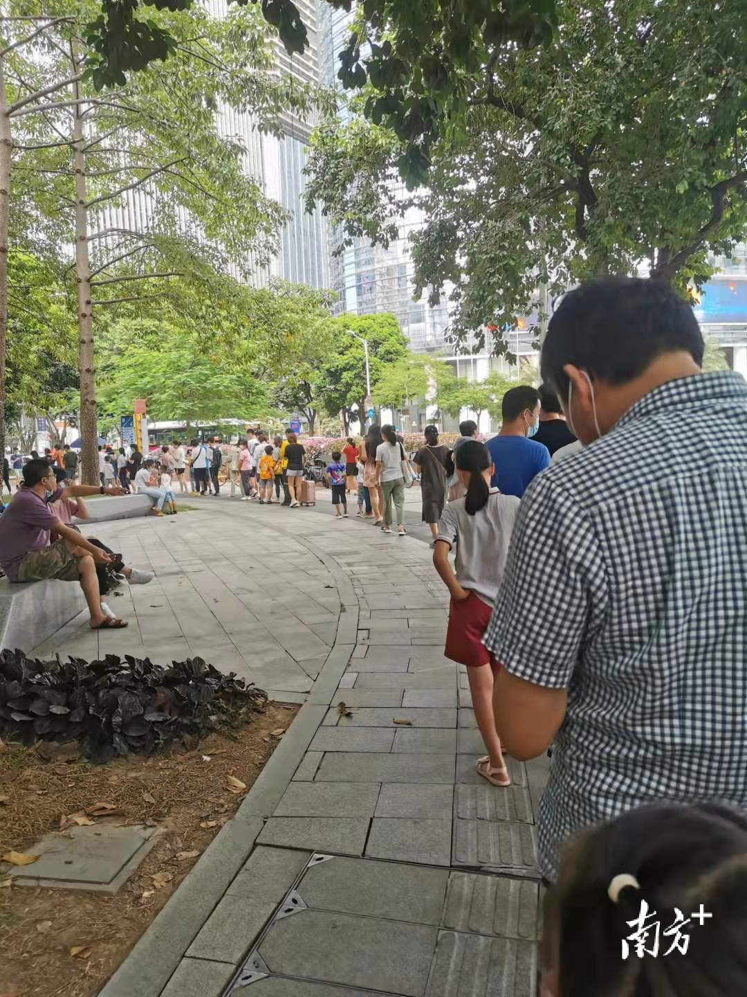 多图丨国庆假期最后一天，返穗市民排队测核酸