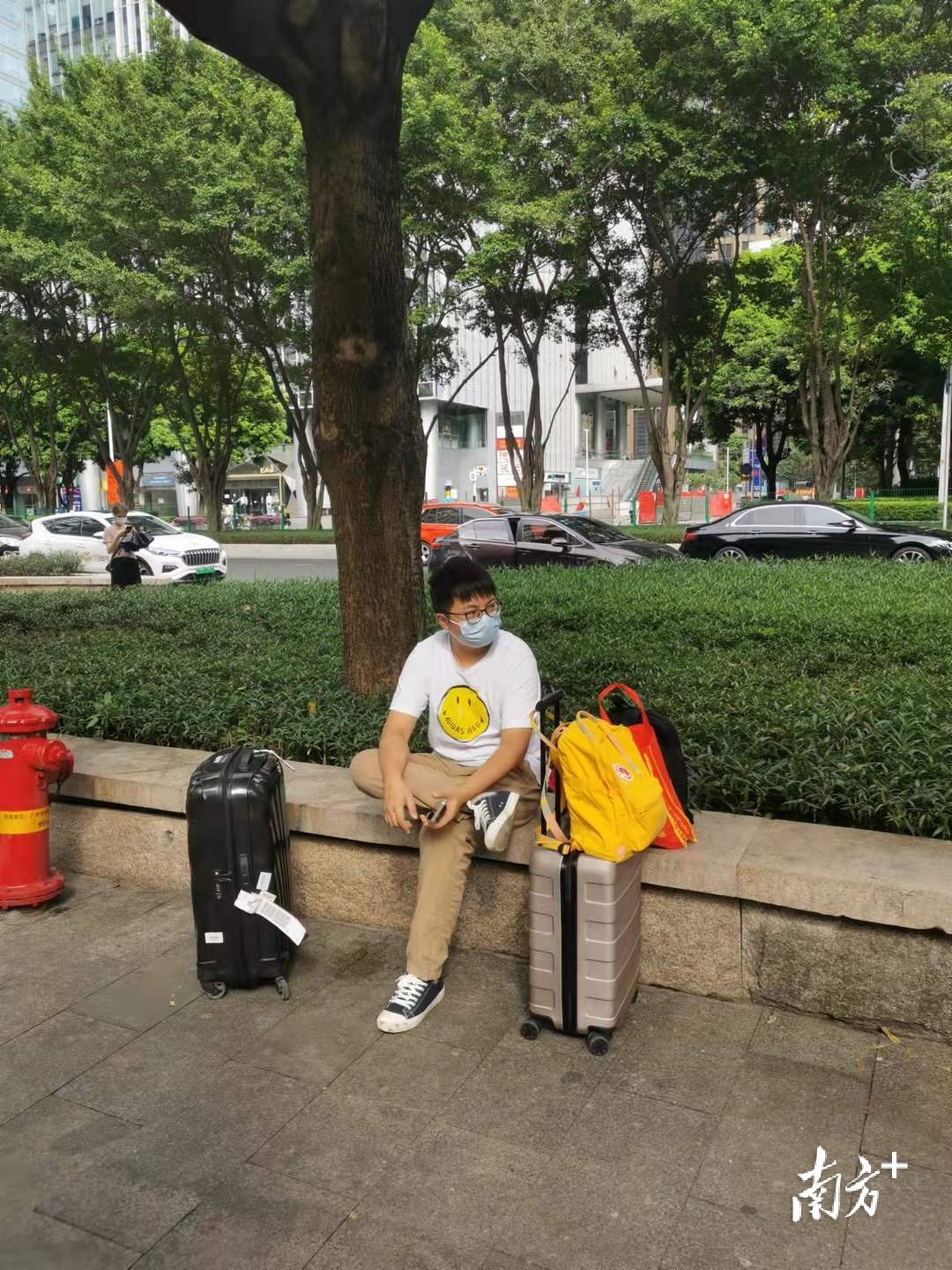 多图丨国庆假期最后一天，返穗市民排队测核酸