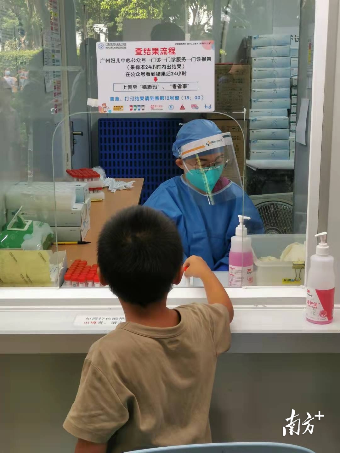 多图丨国庆假期最后一天，返穗市民排队测核酸
