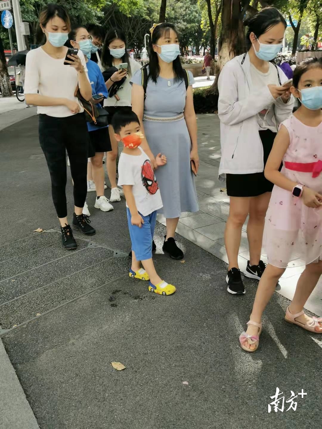 多图丨国庆假期最后一天，返穗市民排队测核酸