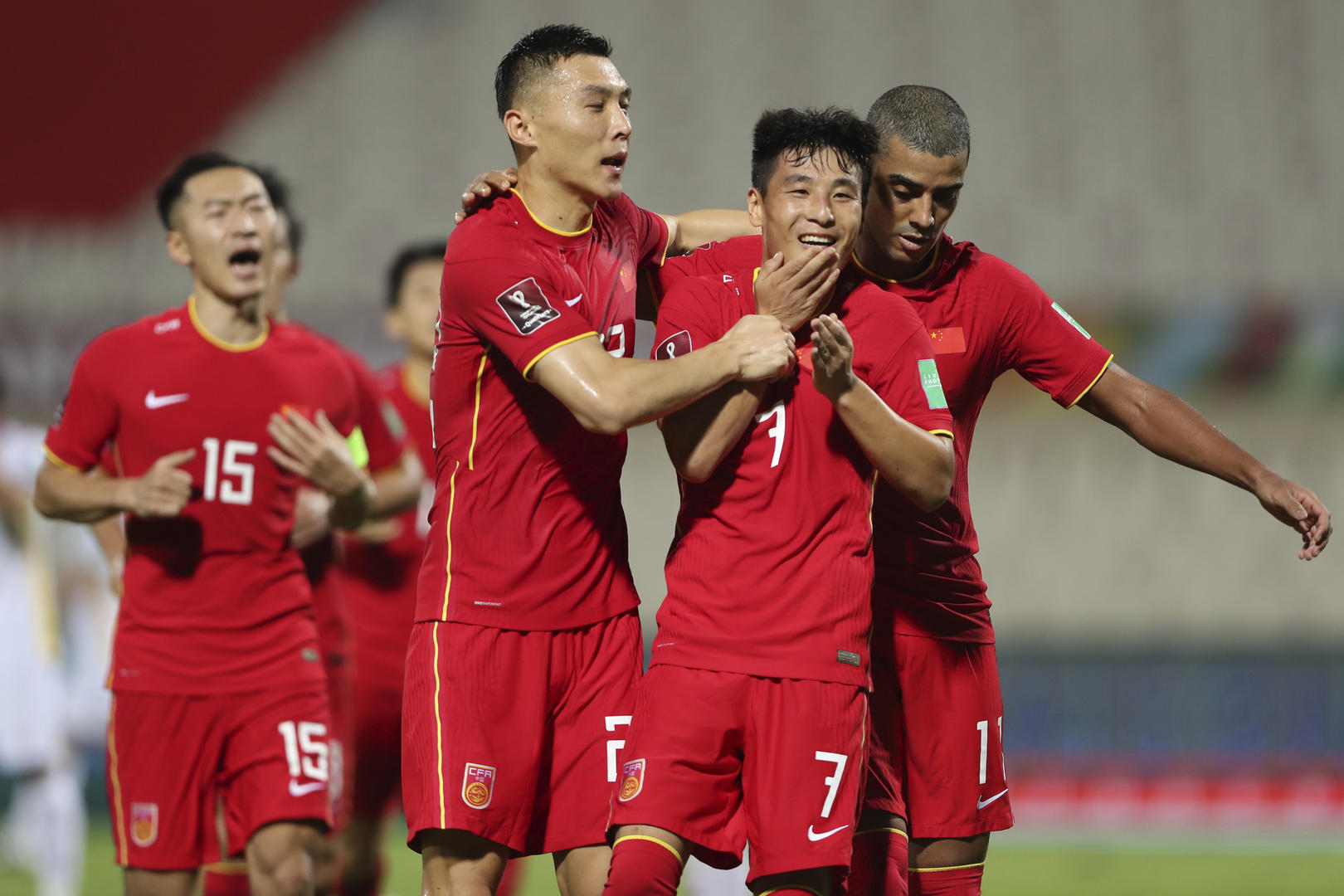 惊心动魄！武磊补时绝杀，国足3比2胜越南队获12强赛首胜