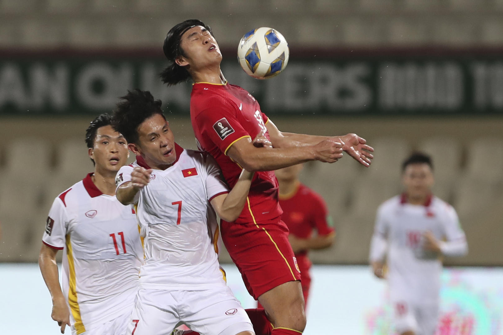 惊心动魄！武磊补时绝杀，国足3比2胜越南队获12强赛首胜