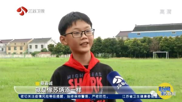 穿着一双磨旧的跑步鞋，13岁少年依然梦想成为亚洲飞人