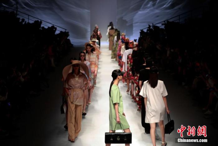 2022春夏上海时装周开幕 中国设计师品牌蓄势待发