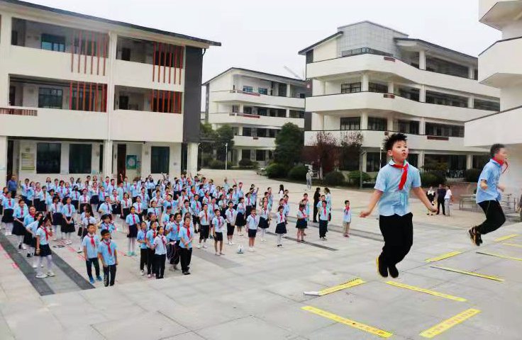 广陵区文峰小学进校第一件事,放下书包去运动(图1)