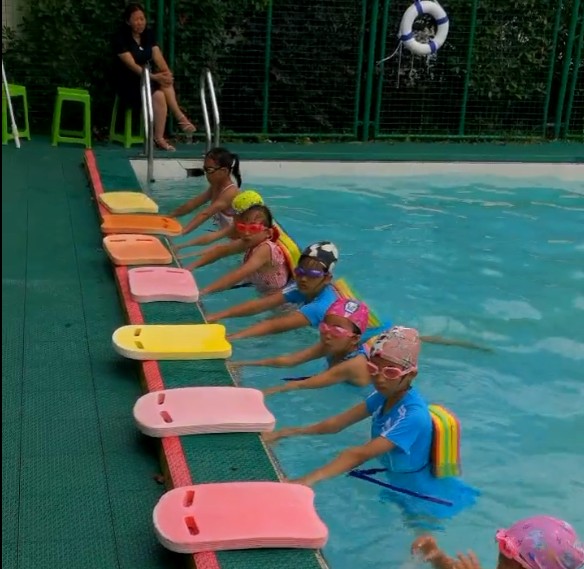 安顺虹湖小学已开设游泳课程,一半以上学生会(图2)