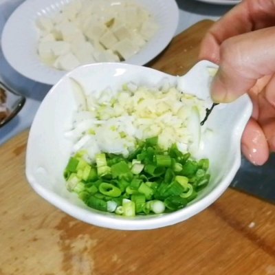 四川麻辣豆腐（手把手教你做出下饭神器川香麻辣豆腐）