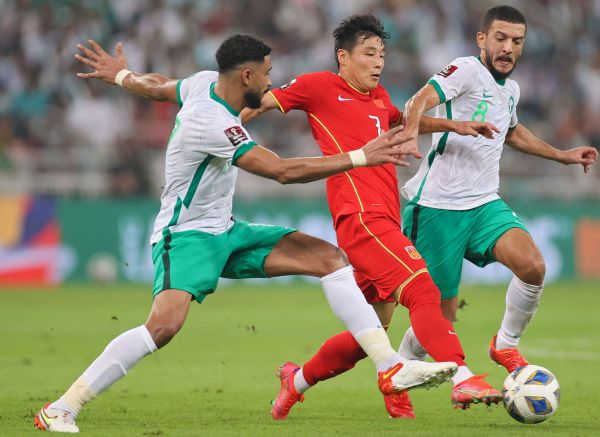 2022世界杯预选赛中国男足2：3惜败沙特