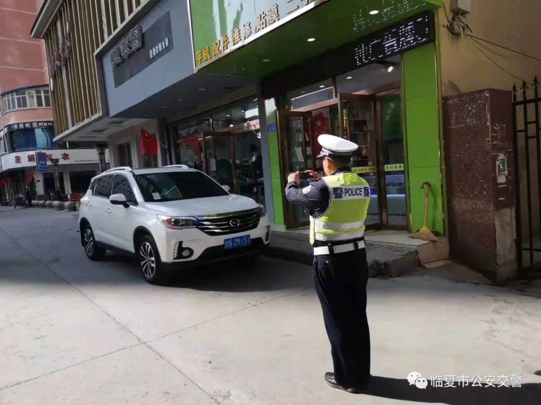 整治车辆乱停乱放 临夏公安交警在行动