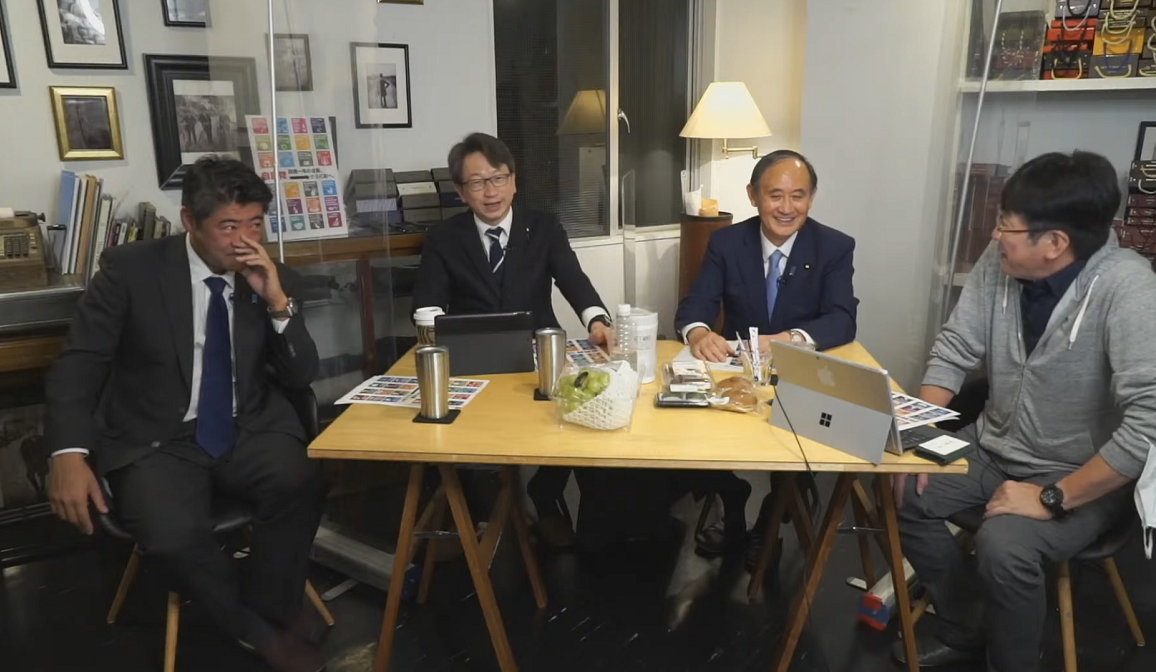 首相卸任后，菅义伟会笑的吧。出演了网络直播节目，观众们纷纷留言说“好可爱”。
