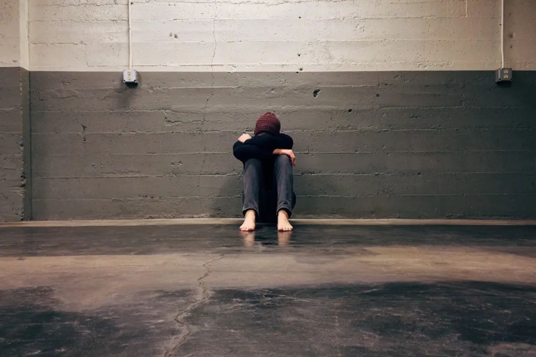 如何有效治疗抑郁症：科学方法与自我调节策略