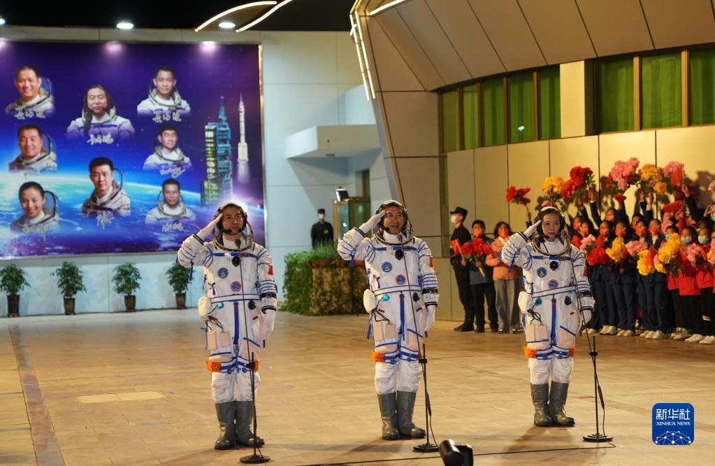 月下棹神舟 星夜赴天河——神舟十三号飞天纪实