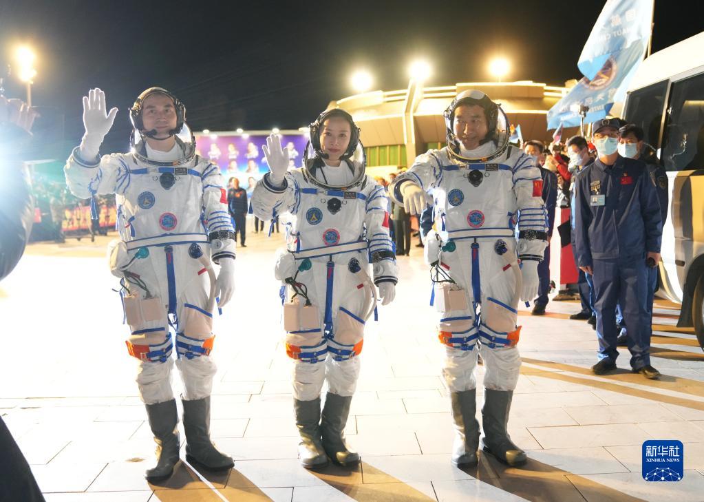 月下棹神舟 星夜赴天河——神舟十三号飞天纪实