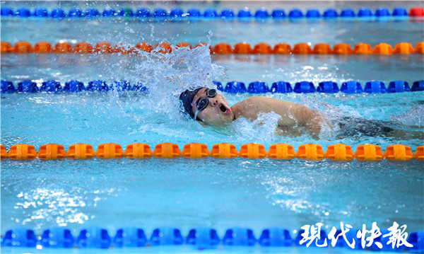 南京河西外国语学校举行游泳比赛(图1)
