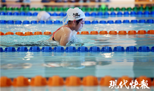 南京河西外国语学校举行游泳比赛(图2)